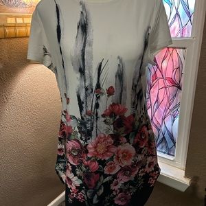 Dice women’s lg short sleeved t-shirt w/floral design at the bottom